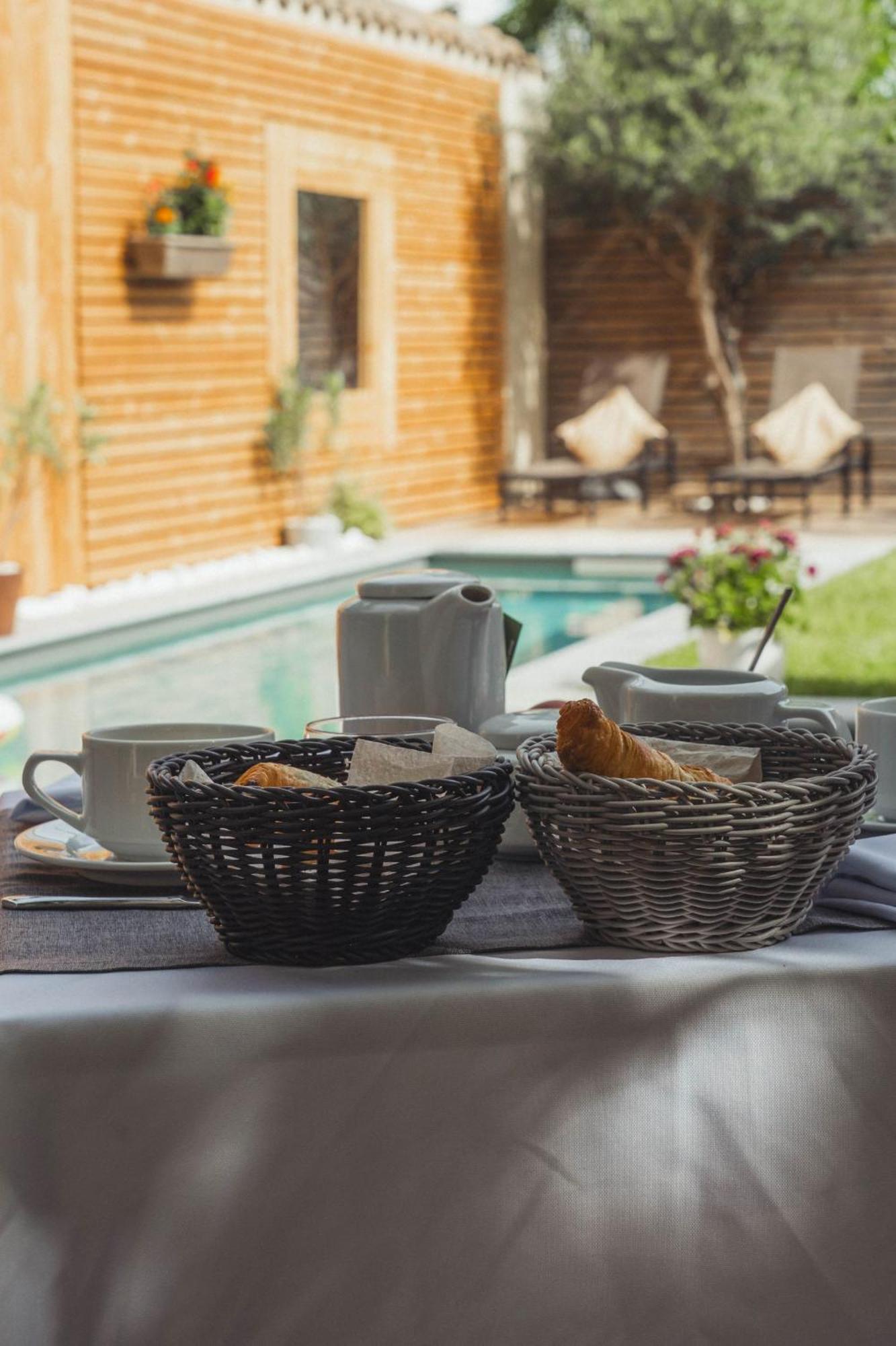 La Domitia - Maison D'Hotes, Massages & Bien-Etre Montbazin Exteriér fotografie